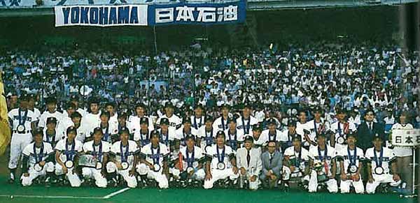 19年ぶり6回目の優勝を喜ぶ野球部