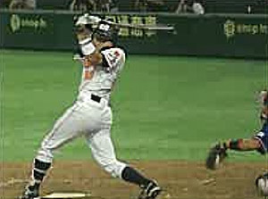 準決勝、逆転の2ラン本塁打を放つ須藤