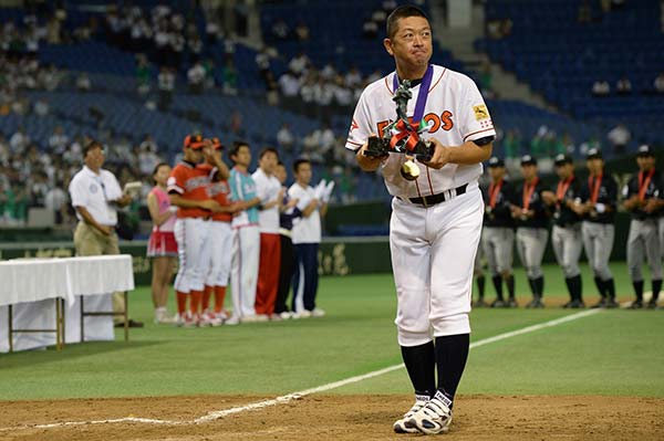 小野賞を受賞する大久保秀昭監督