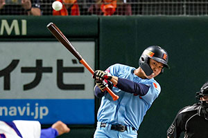 二回表横浜市無死一塁、中越え2点本塁打を放つ度会隆輝
