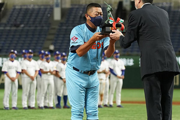 2回目の小野賞を授与される大久保秀昭監督