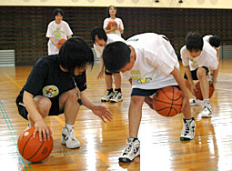 写真：足の周りを回して