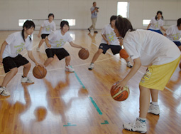 写真：左手のドリブル