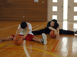 写真：サラと一緒にストレッチ