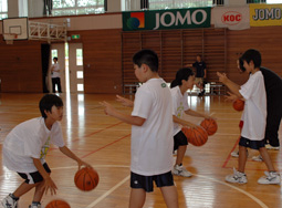 写真：両手でドリブルできるかな