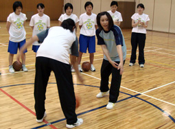 写真：ドリブルチェンジの説明中