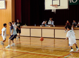 写真：2 on 1　ナイスパスの瞬間