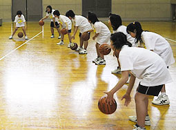 写真：高学年組のドリブルハンドリング