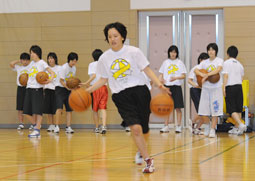 写真：両手で同時に