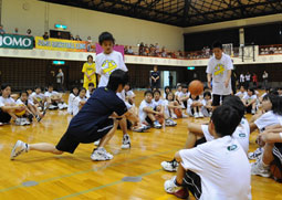 写真：しっかり足を踏み変えてパス