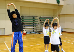 写真：体側を伸ばします。