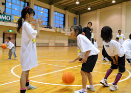 写真：前を向いてドリブルしましょう