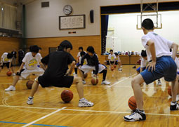 写真：股関節のストレッチ