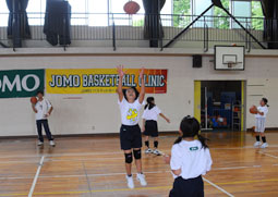 写真：リバウンドの練習中