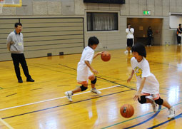 写真：ドリブルしっかりついて