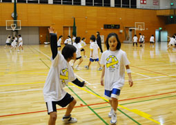 写真：スライドステップの練習