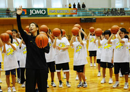 写真：シュートの説明中