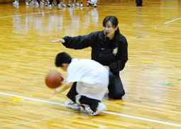 写真：低いドリブルで