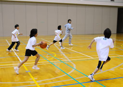 写真：コーチVS低学年チーム