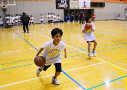 写真：低くドリブルしましょう