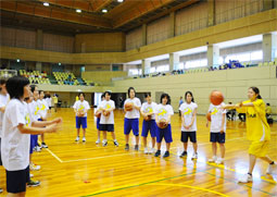 写真：胸から胸へ