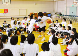 写真：山口コーチのボールを狙います