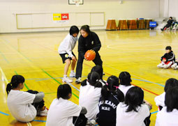 写真：ボールを持つ場所は大事です