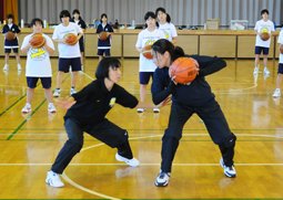 写真：ディフェンスをつけてピボットしましょう