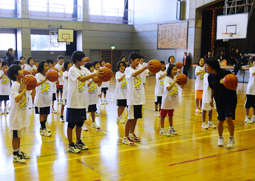 写真：ボールの持ち方から始りました