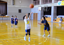 写真：シュート練習中.