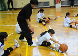 写真：ストレッチ：しっかり伸ばしましょう