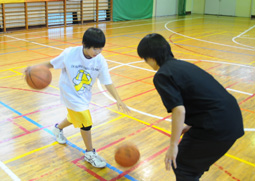 写真：山口コーチとペアを組んでがんばります