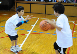 写真：両手ドリブルの練習