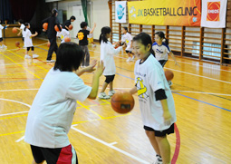 写真：前を見てドリブルしてみましょう