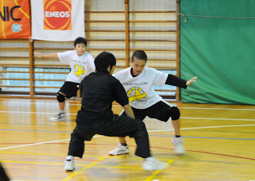 写真：低くなって足を動かしましょう