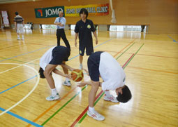 写真：またの下を通しましょう