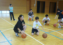 写真：ドリブルハンドリング中