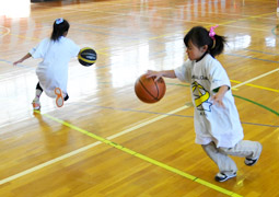 写真：低学年もドリブル鬼ごっこ