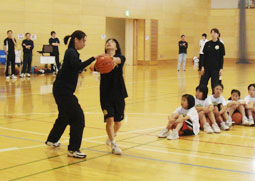 写真：ボールをしっかりキープしましょう