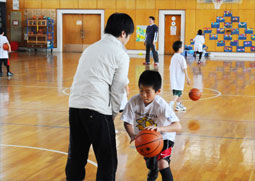 足を踏み出してディフェンスの真横を抜こう