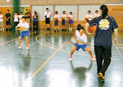 姿勢をとります