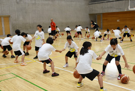 引っ張り合いながらドリブル