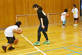 顔を上げてドリブルの練習